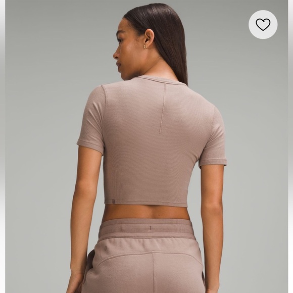 Lululemon NWT Women's Tan Crop Top Size 12 - Picture 2 of 7